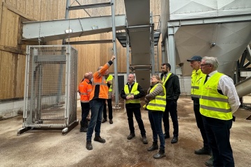 La sénatrice de la Côte-d’Or, Anne-Catherine Loisier, en visite à l’usine Fruytier Bourgogne pour découvrir la filière des granulés de bois