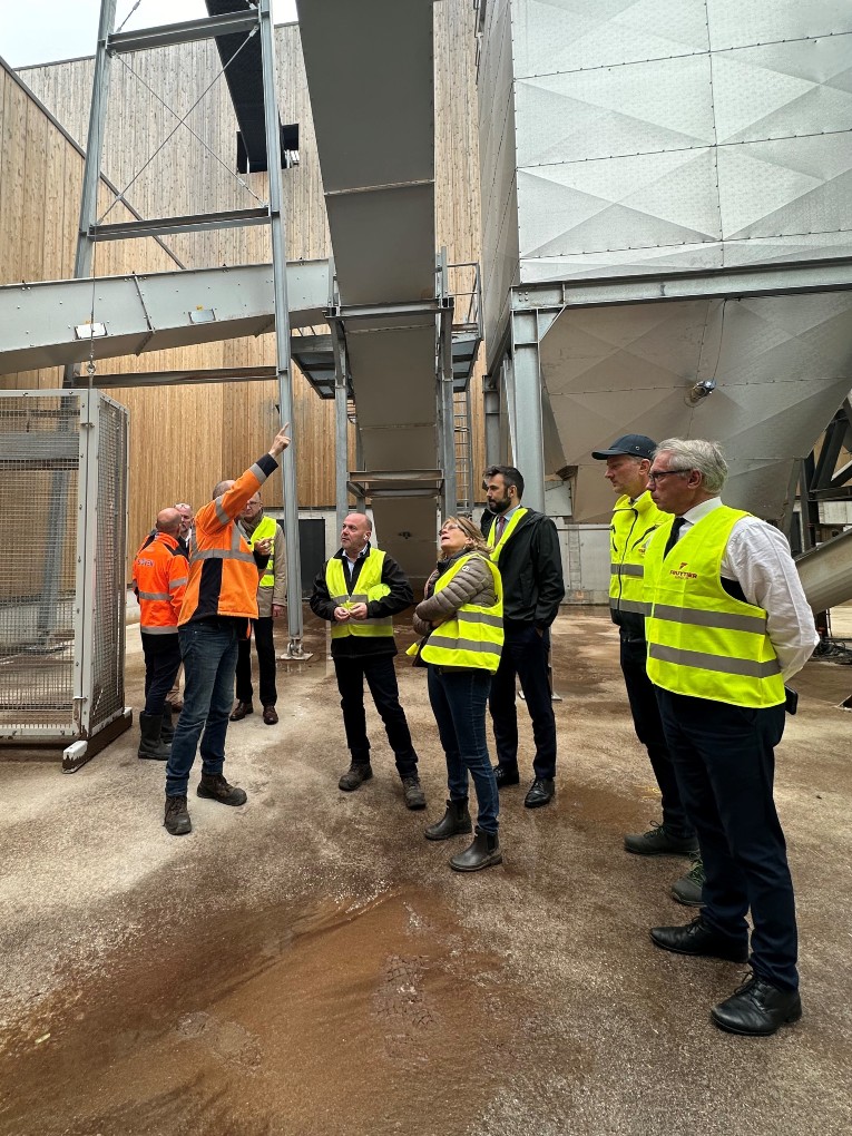 La sénatrice de la Côte-d’Or, Anne-Catherine Loisier, en visite à l’usine Fruytier Bourgogne pour découvrir la filière des granulés de bois