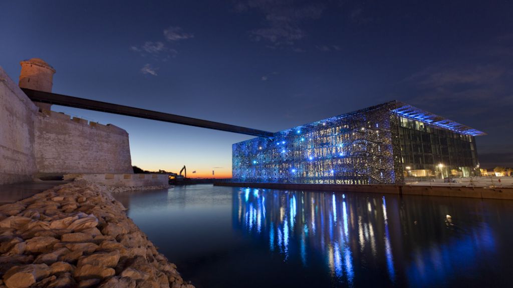 Mise en lumière du MuCEM avec des projecteurs LEC