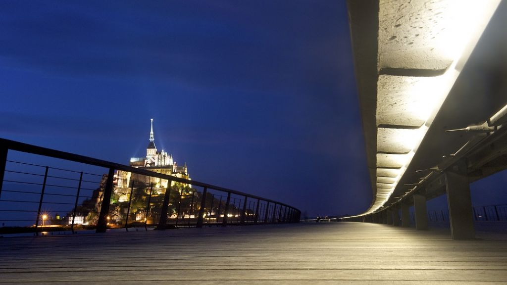 Un chemin de lumière vers le Mont-Saint-Michel avec des barreaux à LED à intensité variable